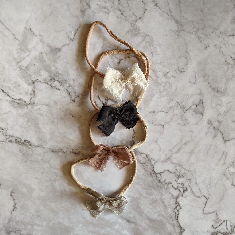 Finn & Olive neutral bow set